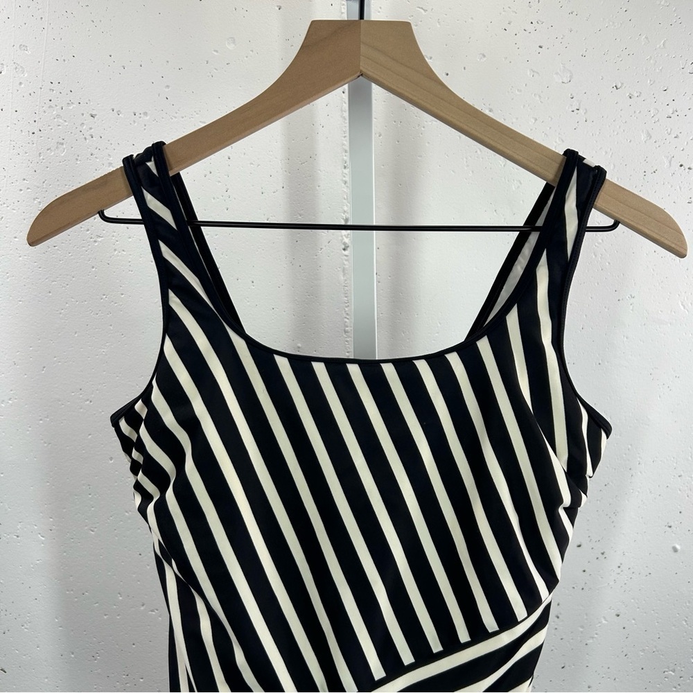 Land Ends Women's Black Striped One-Piece Swimsuit 6P - Picture 3 of 7